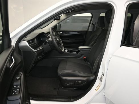 Used 2023 Jeep Grand Cherokee Laredo RWD image 13