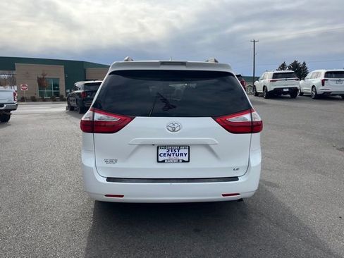 Used 2018 Toyota Sienna LE image 10