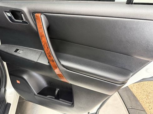 Used 2013 Toyota Highlander Limited AWD/4WD image 25