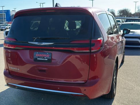 Used 2025 Chrysler Pacifica Select image 5