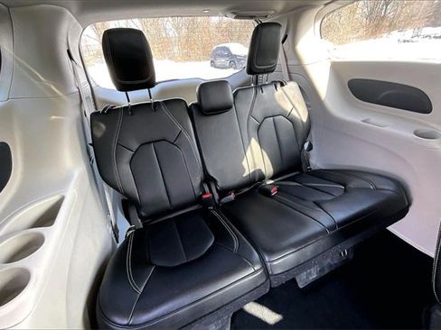 Used 2024 Chrysler Pacifica Touring-L image 28
