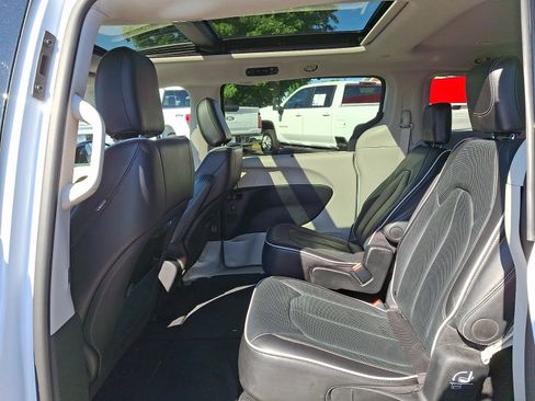 Used 2024 Chrysler Pacifica Limited FWD image 11