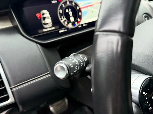 Used 2020 Land Rover Discovery HSE image 16