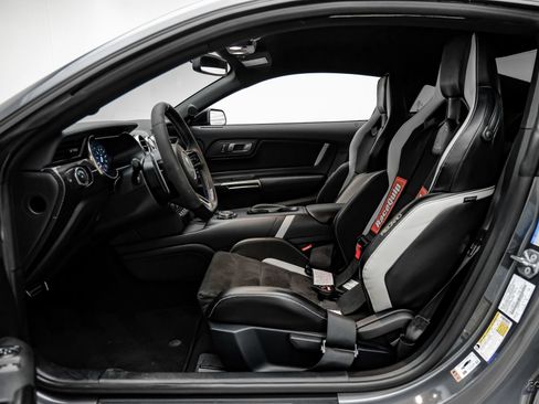 Used 2021 Ford Mustang Shelby GT500 w/ Carbon Fiber Track Pack RWD image 46