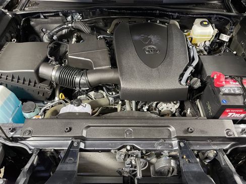 Certified 2023 Toyota Tacoma TRD Off-Road AWD/4WD image 9