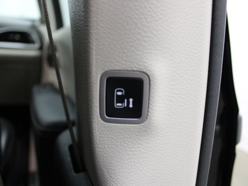 Used 2024 Chrysler Pacifica Limited FWD image 23