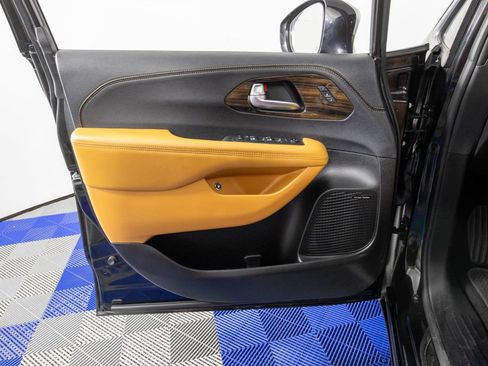 Used 2021 Chrysler Pacifica Pinnacle FWD image 16