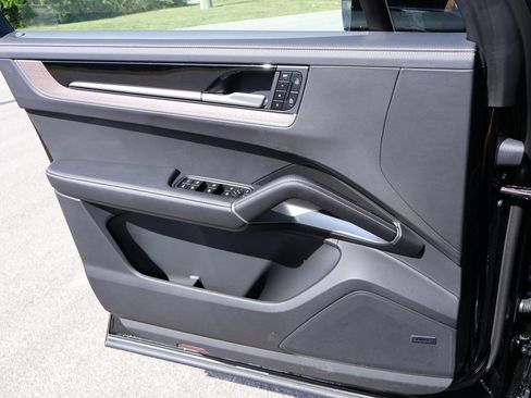 Certified 2025 Porsche Cayenne AWD/4WD image 35