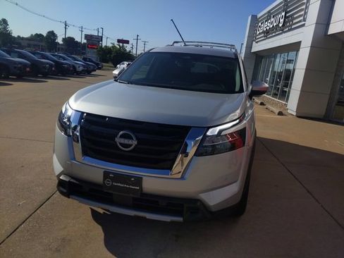 Used 2025 Nissan Pathfinder SL AWD/4WD image 14