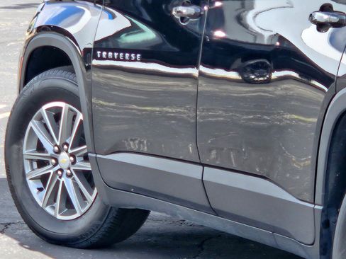Used 2023 Chevrolet Traverse LT image 17