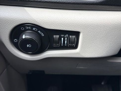 Used 2024 Chrysler Pacifica Touring-L FWD image 15