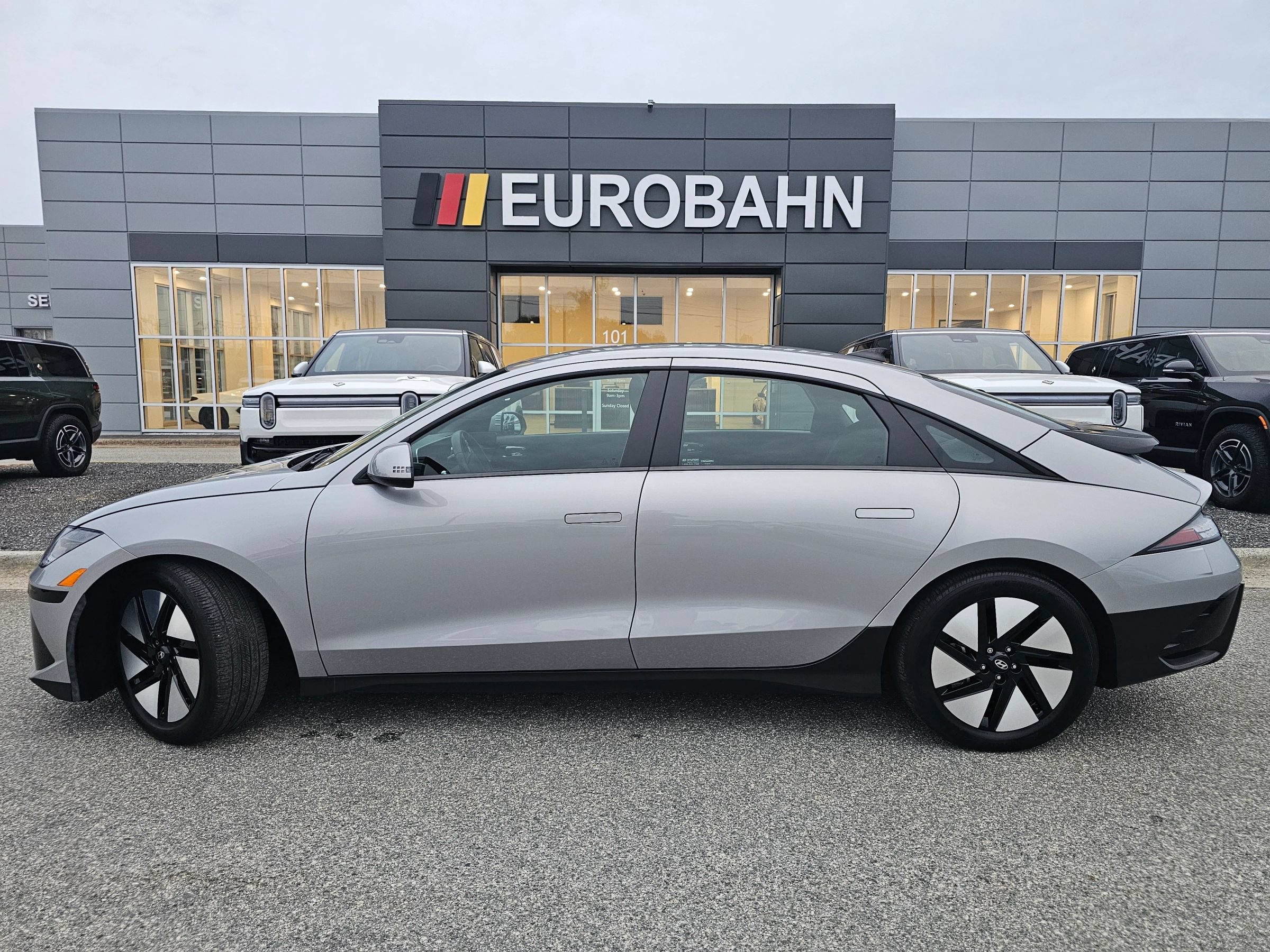 Used 2024 Hyundai Ioniq 6 SE RWD image 2