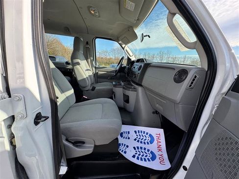 Used 2009 Ford E-350 and Econoline 350 Super Duty Wagon image 37