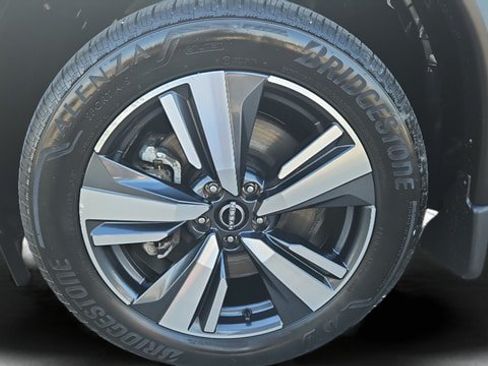 Certified 2025 Nissan Rogue SL w/ Tech Package AWD/4WD image 34
