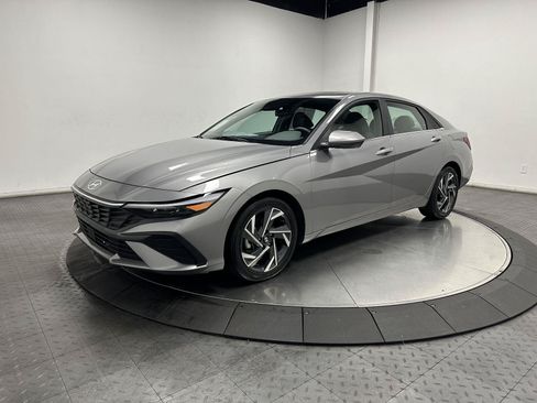 Used 2025 Hyundai Elantra SEL FWD image 1