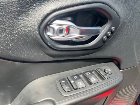 Used 2019 Jeep Cherokee Trailhawk AWD/4WD image 14