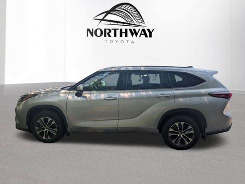 Used 2021 Toyota Highlander XLE AWD/4WD image 9