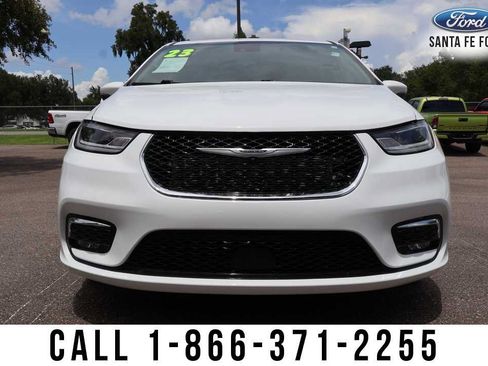 Used 2023 Chrysler Pacifica Touring-L FWD image 9