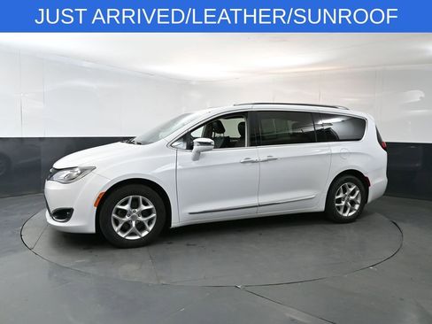 Used 2019 Chrysler Pacifica Limited FWD image 2