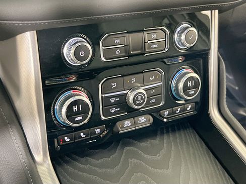 Used 2024 GMC Yukon XL Denali image 16