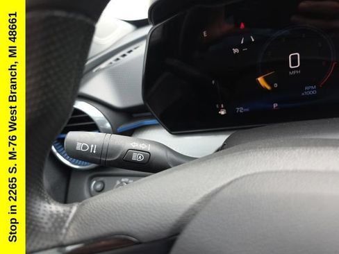 Used 2025 Chevrolet Trax LT FWD image 17
