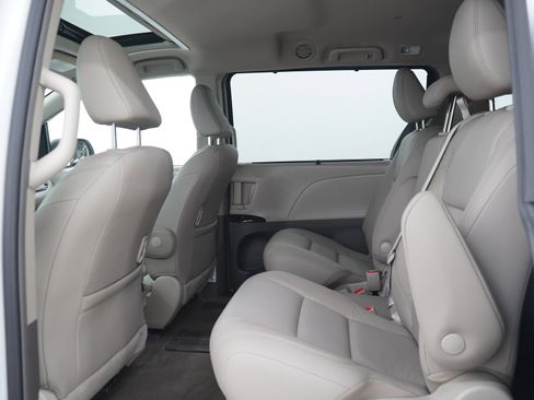 Used 2018 Toyota Sienna XLE w/ XLE Navigation Package FWD image 16