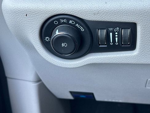 Used 2023 Chrysler Pacifica Touring-L image 31