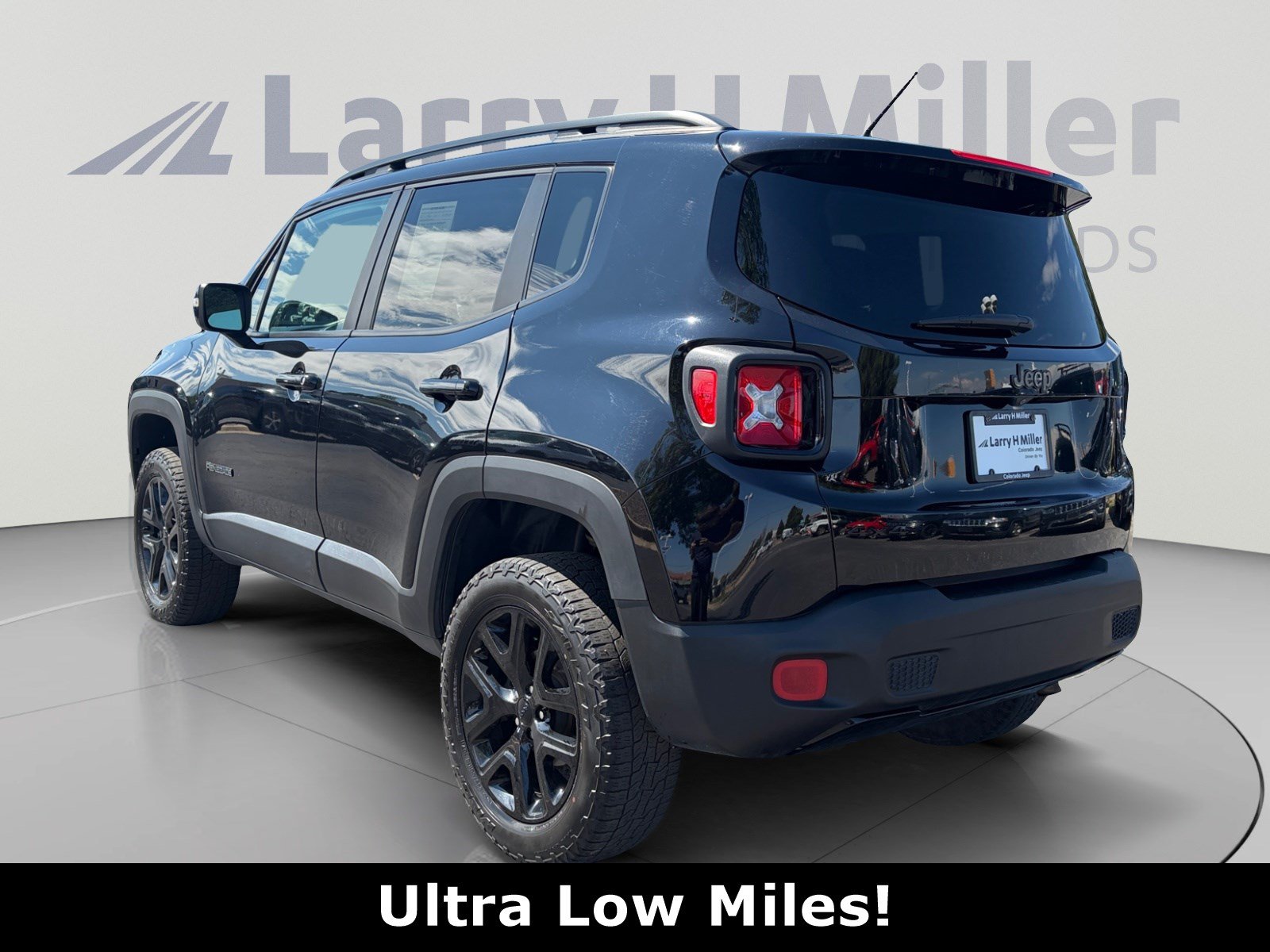 Used 2017 Jeep Renegade Altitude AWD/4WD image 3