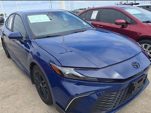 Used 2025 Toyota Camry SE w/ Convenience Package FWD image 4