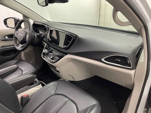 Used 2024 Chrysler Pacifica Touring-L image 13