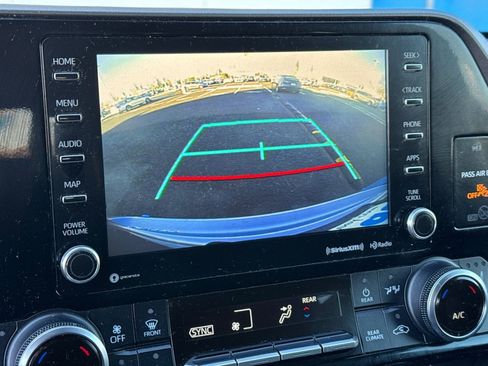 Used 2022 Toyota Highlander XLE image 25