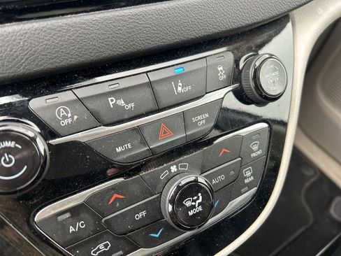 Certified 2024 Chrysler Pacifica Touring-L FWD image 14