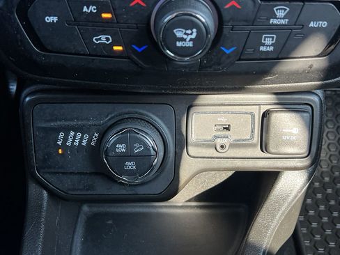 Used 2023 Jeep Renegade Trailhawk image 24