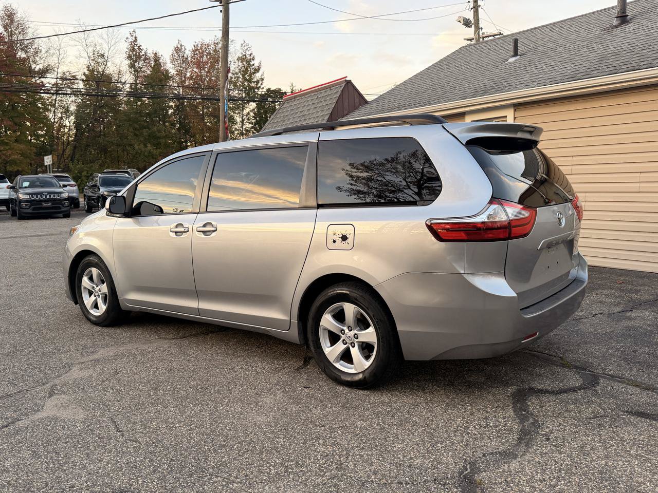 Used 2017 Toyota Sienna LE FWD image 4