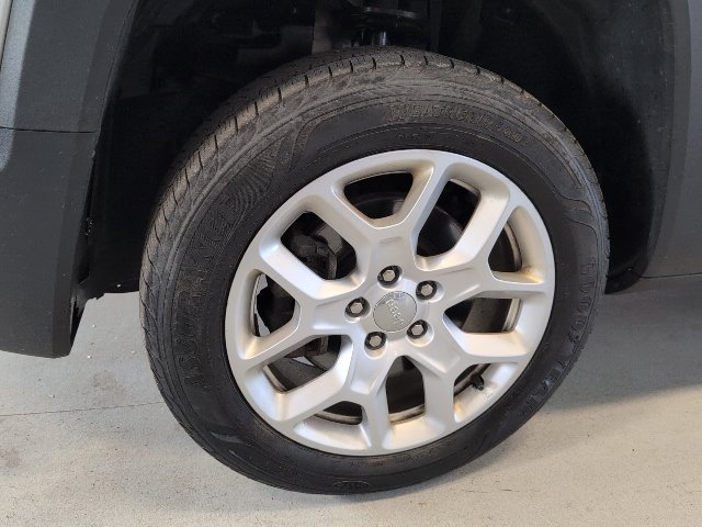 Used 2018 Jeep Renegade Latitude w/ Cold Weather Group AWD/4WD image 9