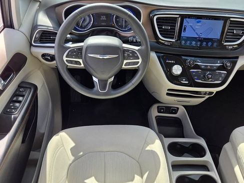 Used 2017 Chrysler Pacifica Touring FWD image 12