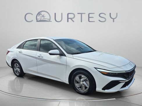 Certified 2025 Hyundai Elantra SE FWD image 7