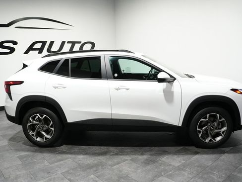 Used 2025 Chevrolet Trax LT w/ LT Convenience Package FWD image 5