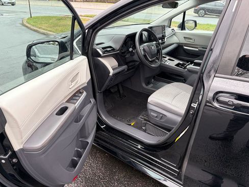 Used 2021 Toyota Sienna LE image 12