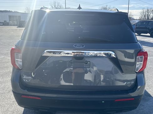 Used 2023 Ford Explorer XLT image 4