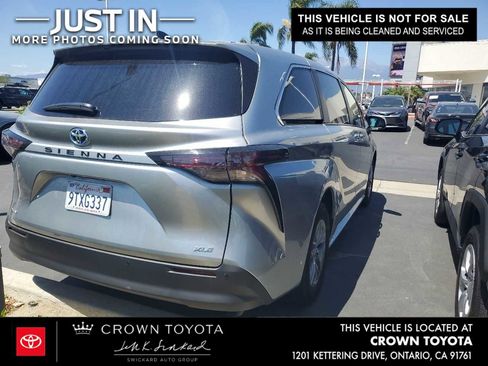 Used 2025 Toyota Sienna XLE image 2