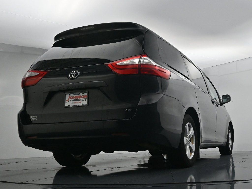 Used 2017 Toyota Sienna LE FWD image 35