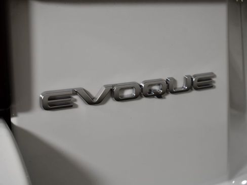 Used 2019 Land Rover Range Rover Evoque SE Premium image 14