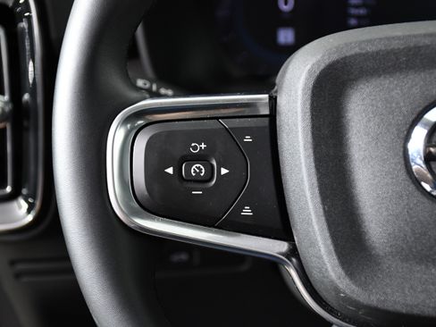 Used 2025 Volvo XC40 B5 Plus image 11