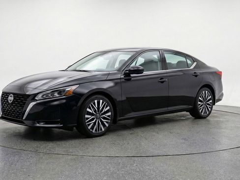 Used 2025 Nissan Altima 2.5 SV FWD image 3