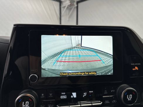 Used 2024 Toyota Highlander LE FWD image 31