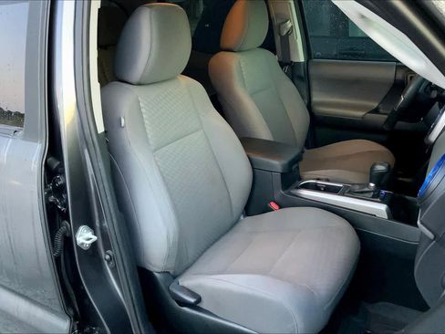 Used 2022 Toyota Tacoma SR5 w/ Technology Package image 9