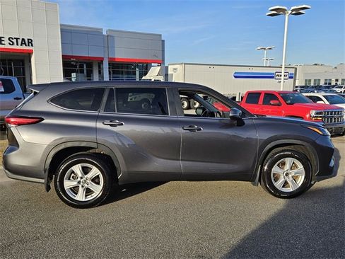 Used 2023 Toyota Highlander LE image 11