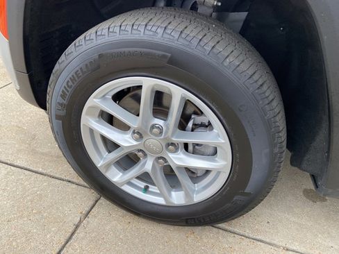 Used 2023 Jeep Grand Cherokee L Laredo image 24