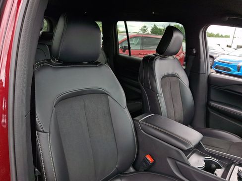 Used 2025 Jeep Grand Cherokee L Laredo AWD/4WD image 13